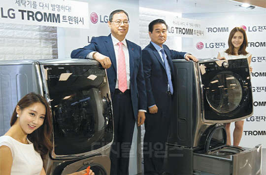 LG전자 H&A사업본부장 조성진 사장(왼쪽 두번째)과 한국영업본부장 최상규 사장(세번째) 등이 22일 서울 여의도 LG트윈타워에서 프리미엄 세탁기 '트롬 트윈워시'를 소개하고 있다.   유동일기자 eddieyou@